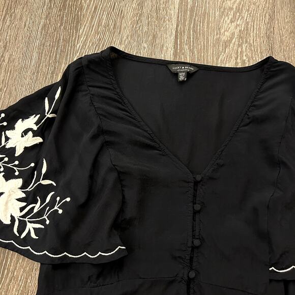EUC Lucky Brand Black Embroidered Blouse Size Medium Flutter Sleeve Boho Top - Picture 4 of 13